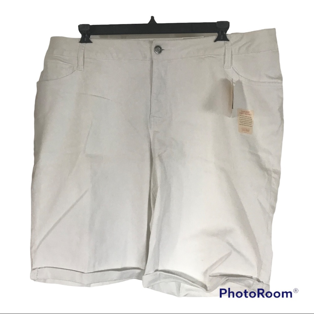 NEW WITH TAGS ST. JOHN’S BAY WHITE STRETCHY BERMUDA SHORTS WITH TUMMY CONTROL